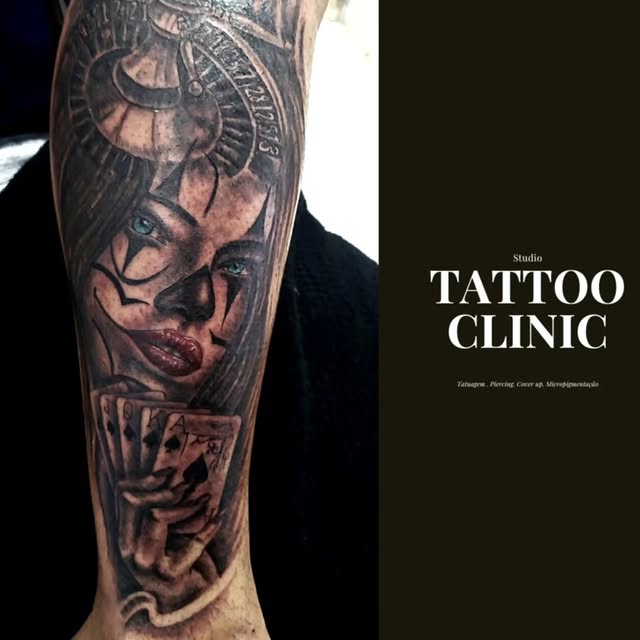 Braço com tatuagem de mulher, cartas de baralho e relógio - Tattoo Clinic