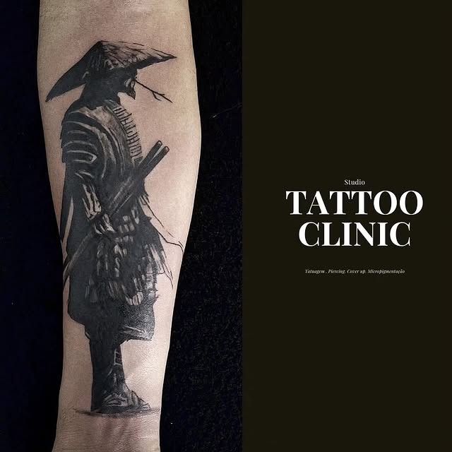 Tatuagem de samurai em preto e cinza - Tattoo Clinic