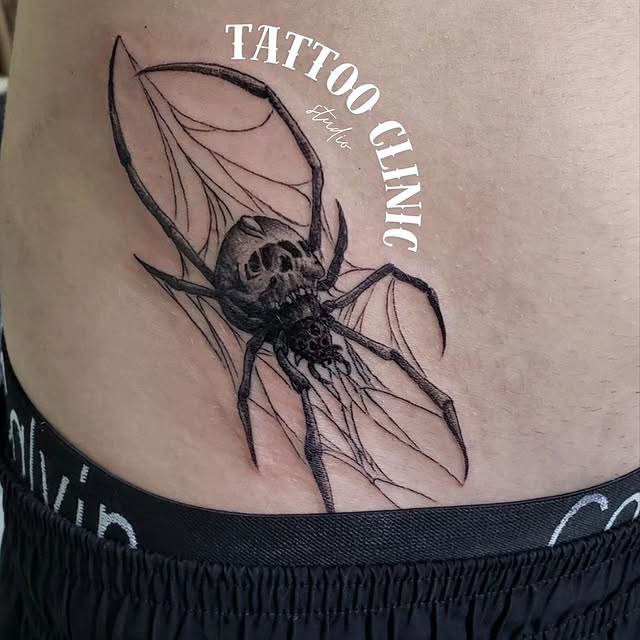Tatuagem de aranha com caveira no tronco - Tattoo Clinic