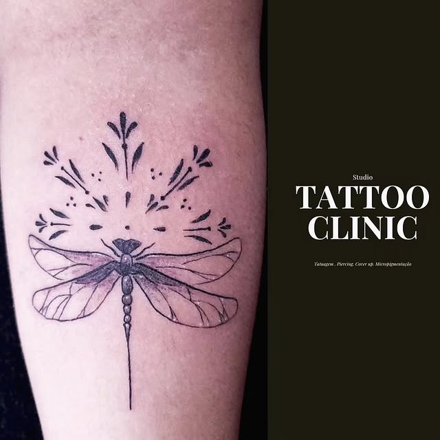 Tatuagem de libélula no anteBraço com detalhes ornamentais - Tattoo Clinic