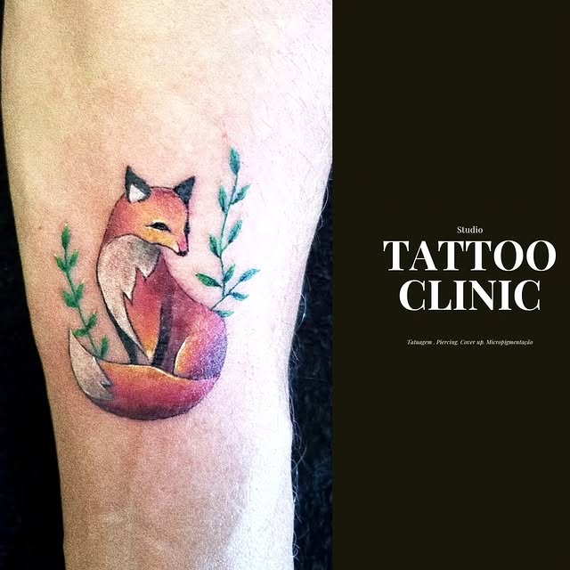 Tatuagem colorida de raposa com folhagens - Tattoo Clinic